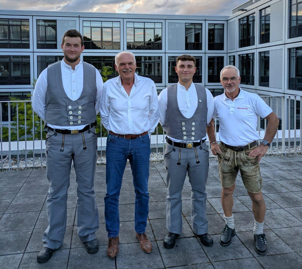 Geschäftsführer Rudolf und Georg Sittenauer mit Auszubildenden bei der Abschlussfeier