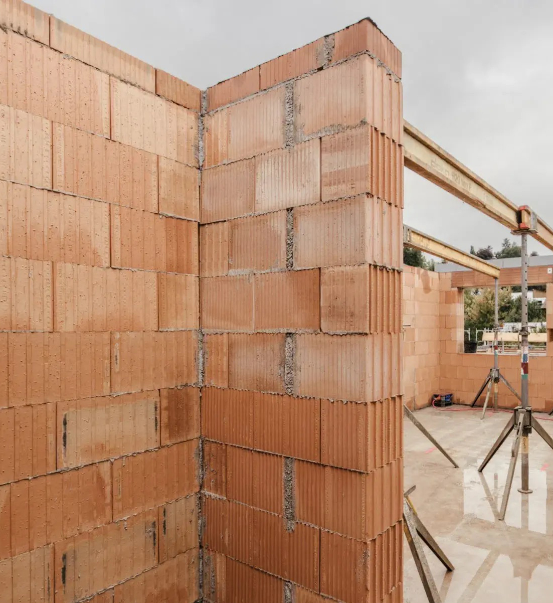 Nahaufnahme Mauerarbeiten auf einer Baustelle der Sittenauer Baugesellschaft